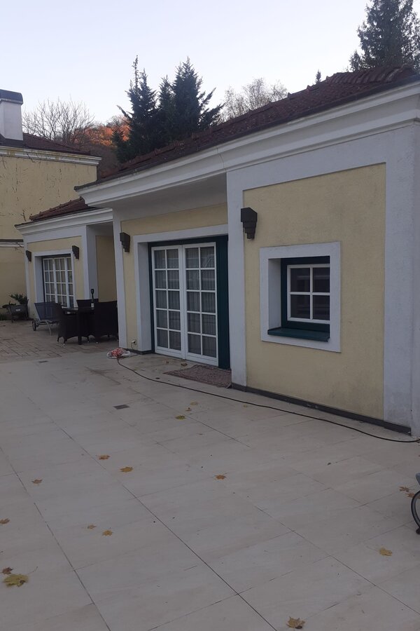 Charming house with paved courtyard – short-term rental & temporary housing for 1 to 6 months in Hinterbrühl