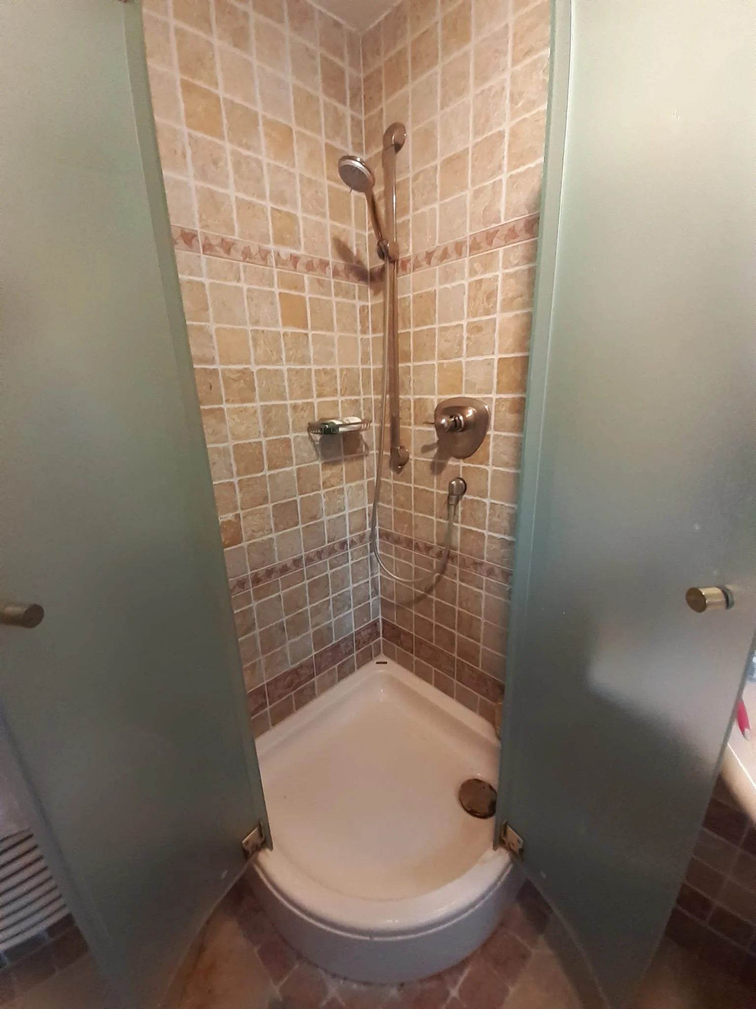 Dusche mit Waschbecken