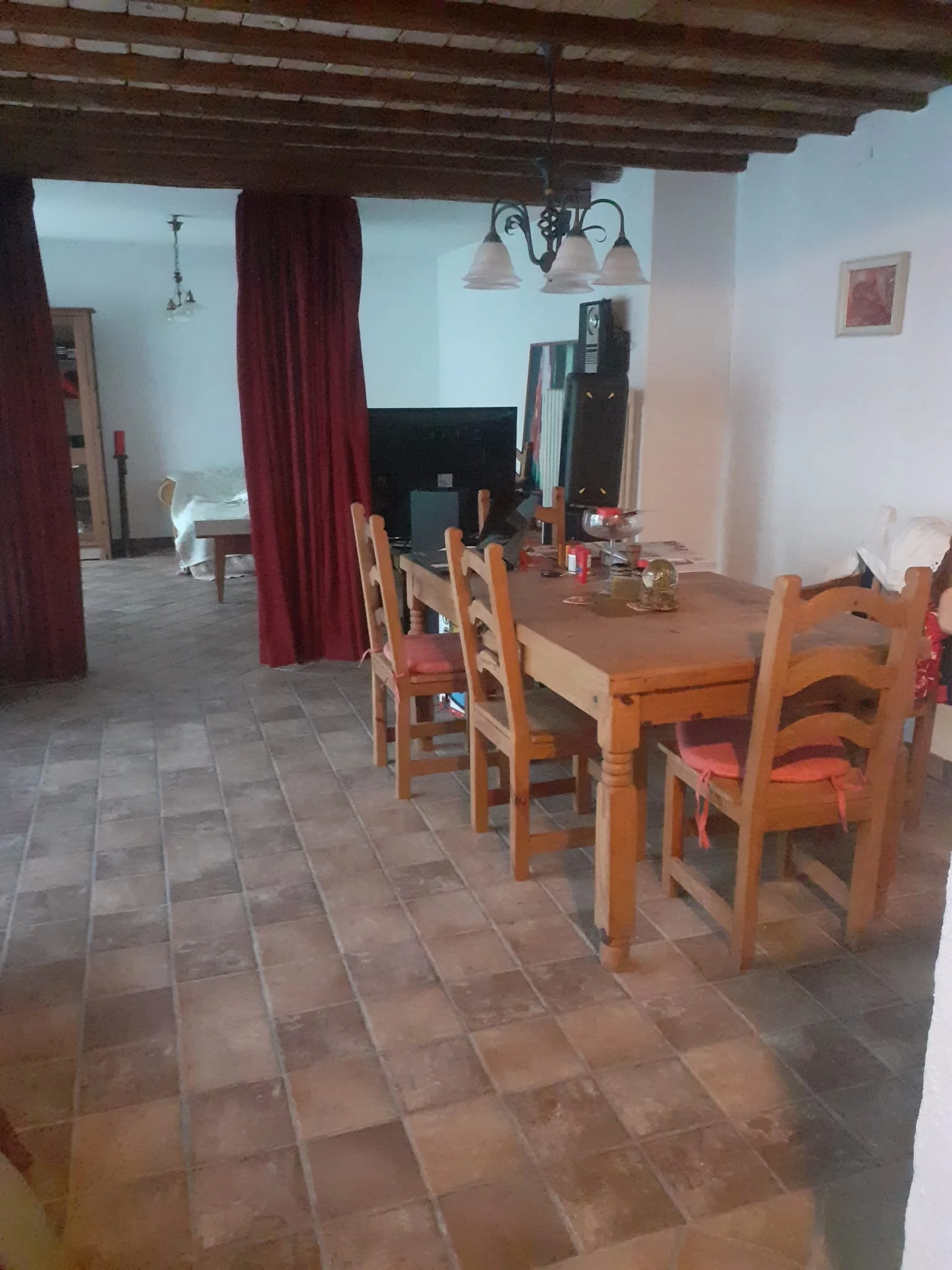 Stühle und Tische vorhanden