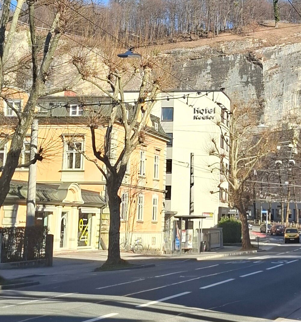City street with historic building near old town – 4-room apartment, short-term rental & temporary housing 1 to 6 months, Salzburg