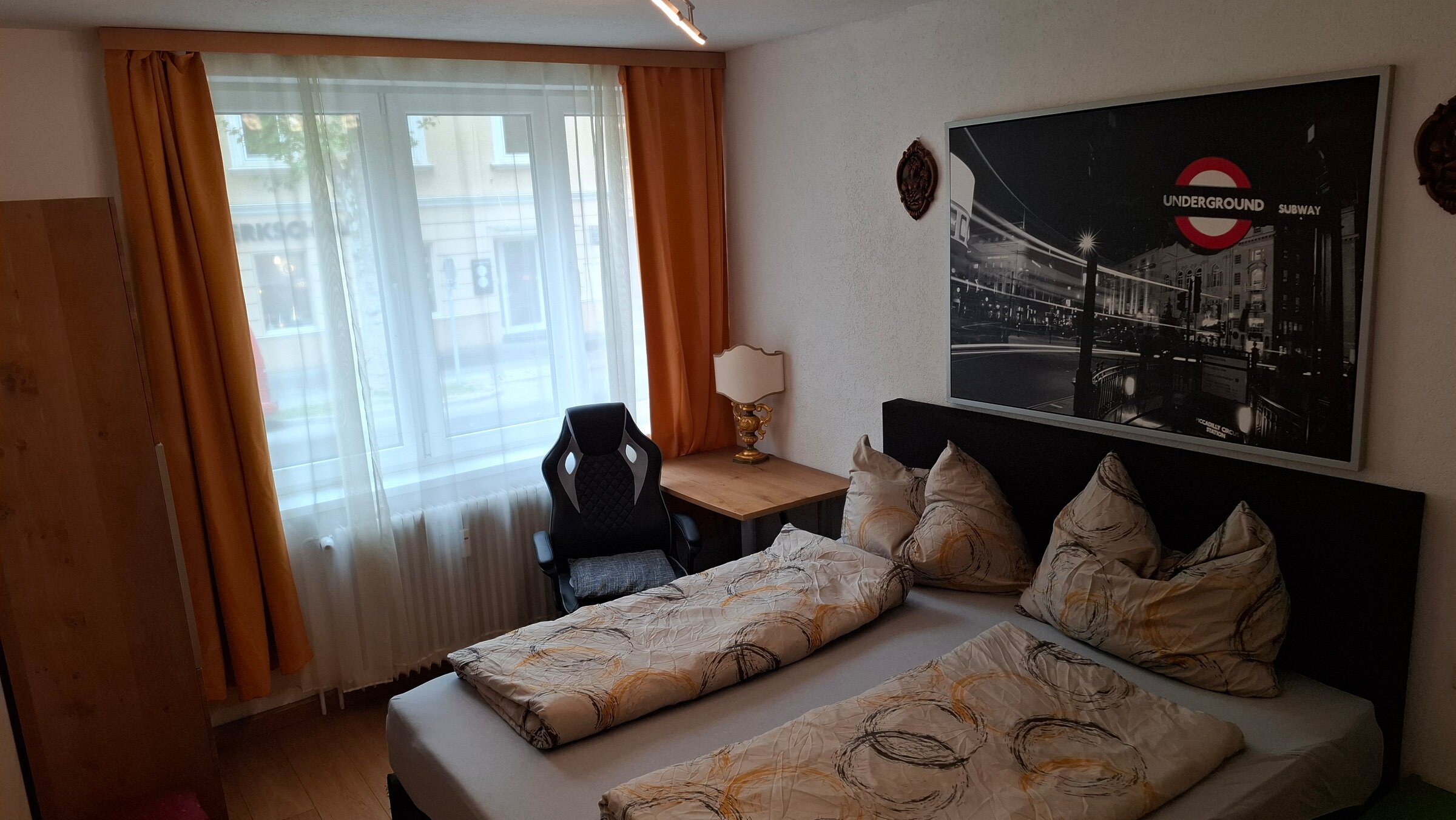 Bedroom with double bed 180 cm x 2 m