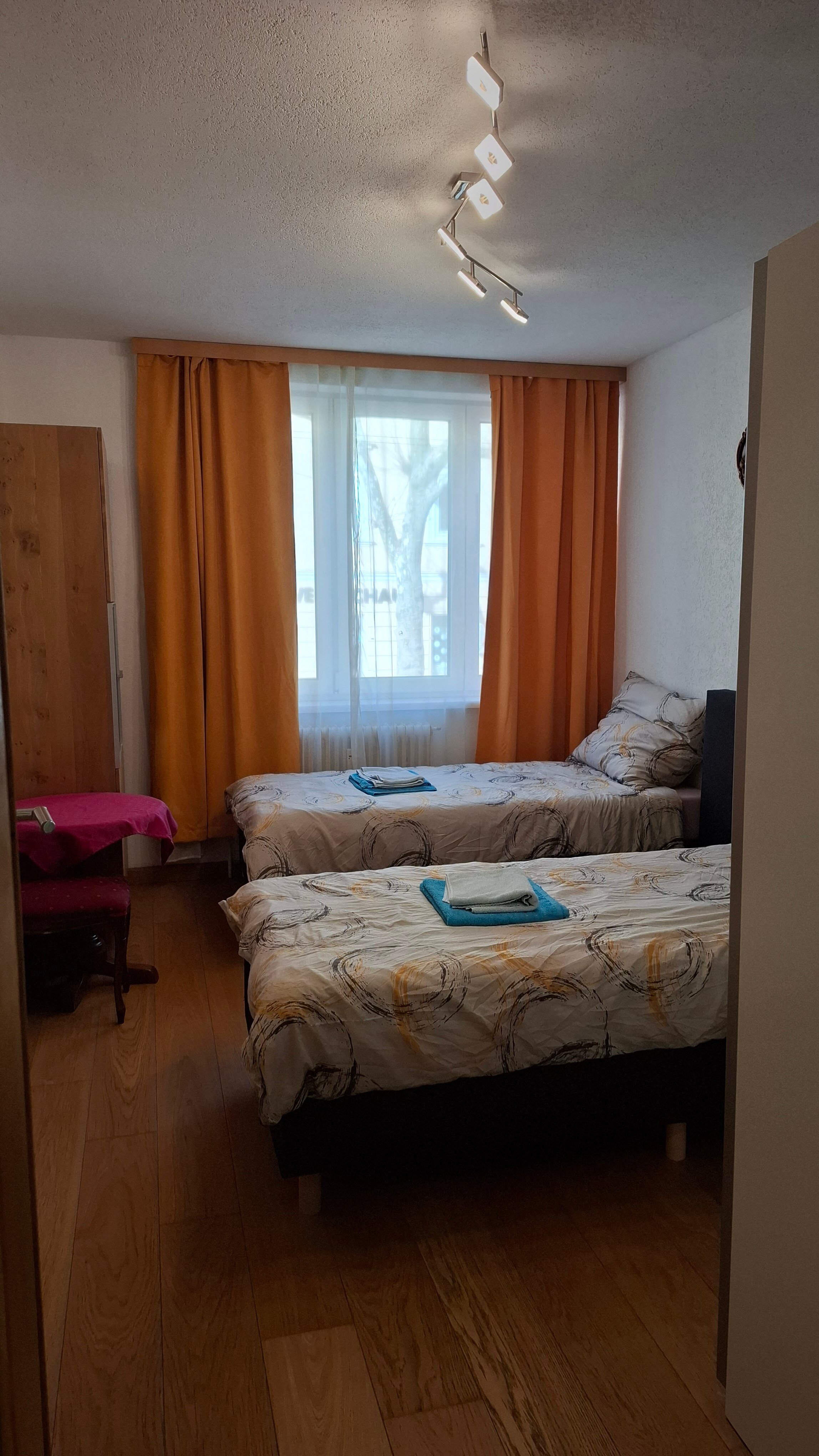 Bedroom with double bed 180 cm x 200 or two single beds