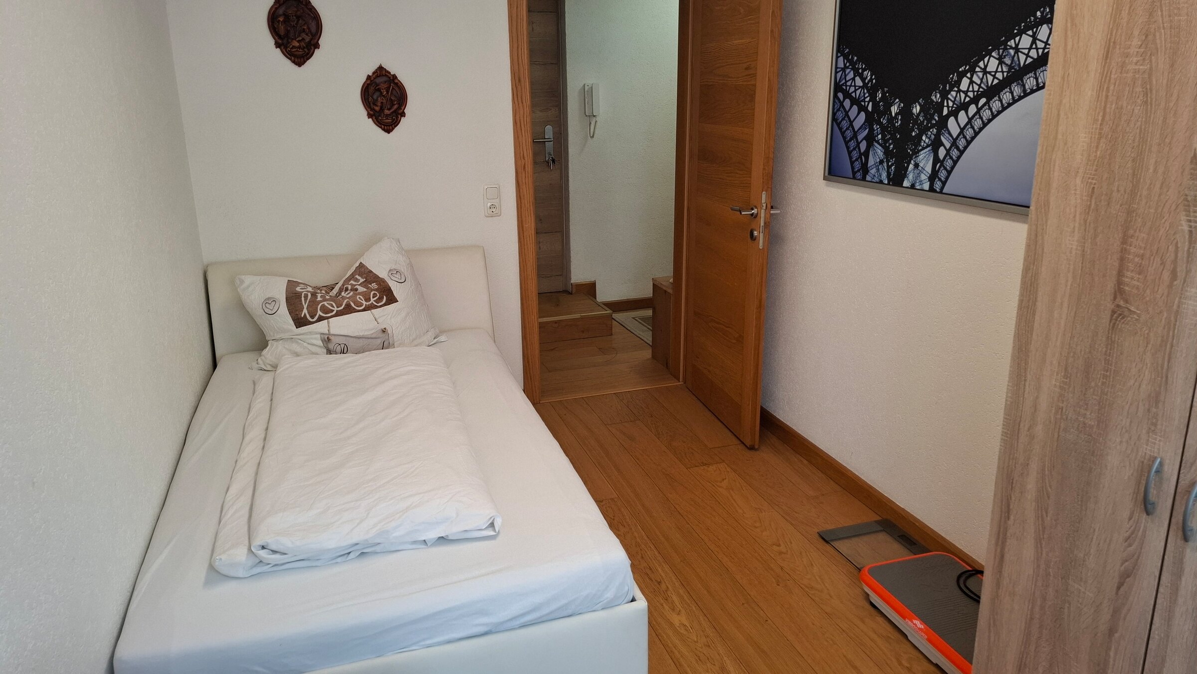 Bedroom with single bed (120 cm x 200 cm) and possibility for an additional single bed