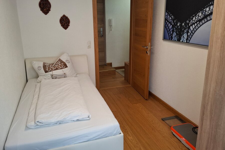 Bedroom with single bed (120 cm x 200 cm) and possibility for an additional single bed