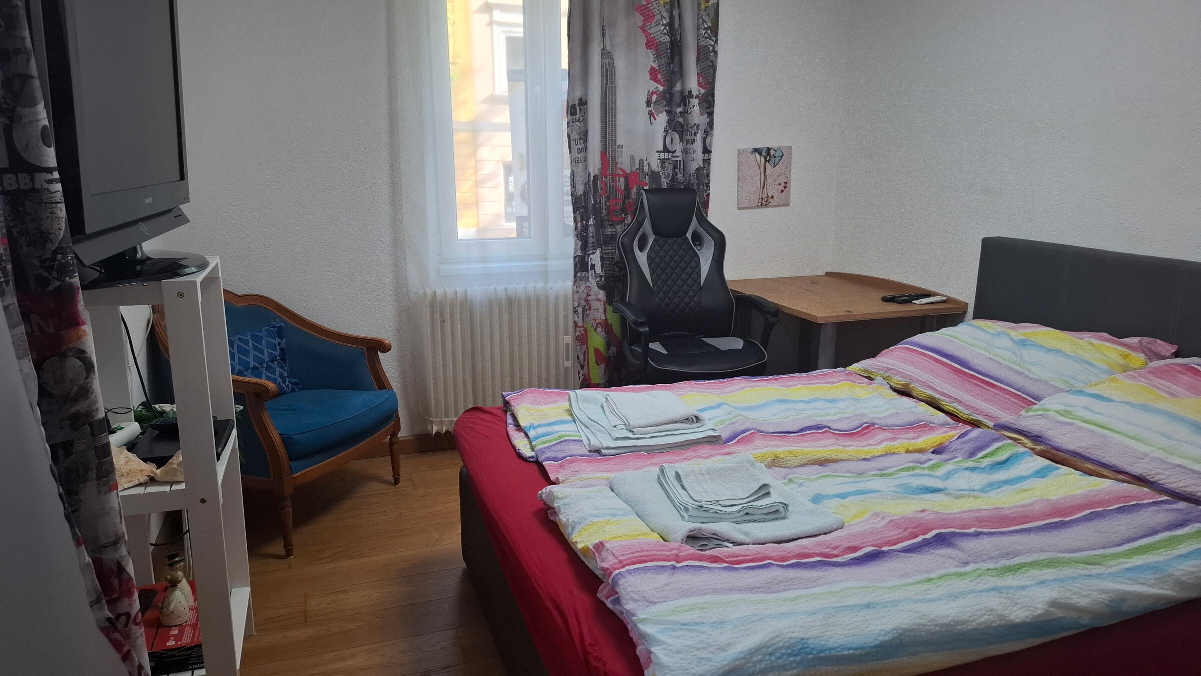 Bedroom with double bed 180 x 200, no single beds