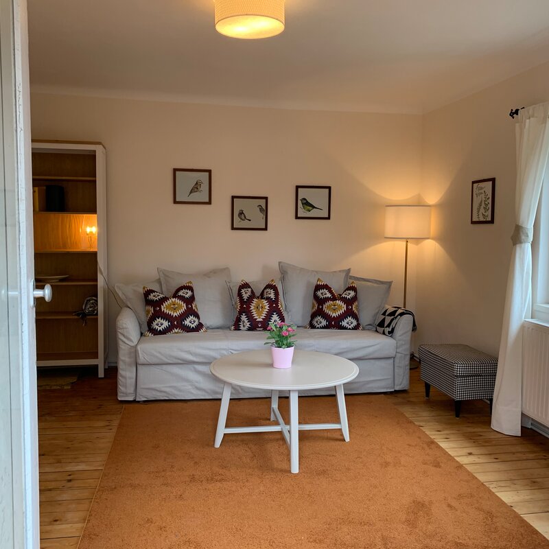 Helles Wohnzimmer mit Sofa & Naturholzboden – 3-Zimmer Wohnung zur Kurzzeitmiete, Wohnen auf Zeit 1 bis 6 Monate, Salzburg