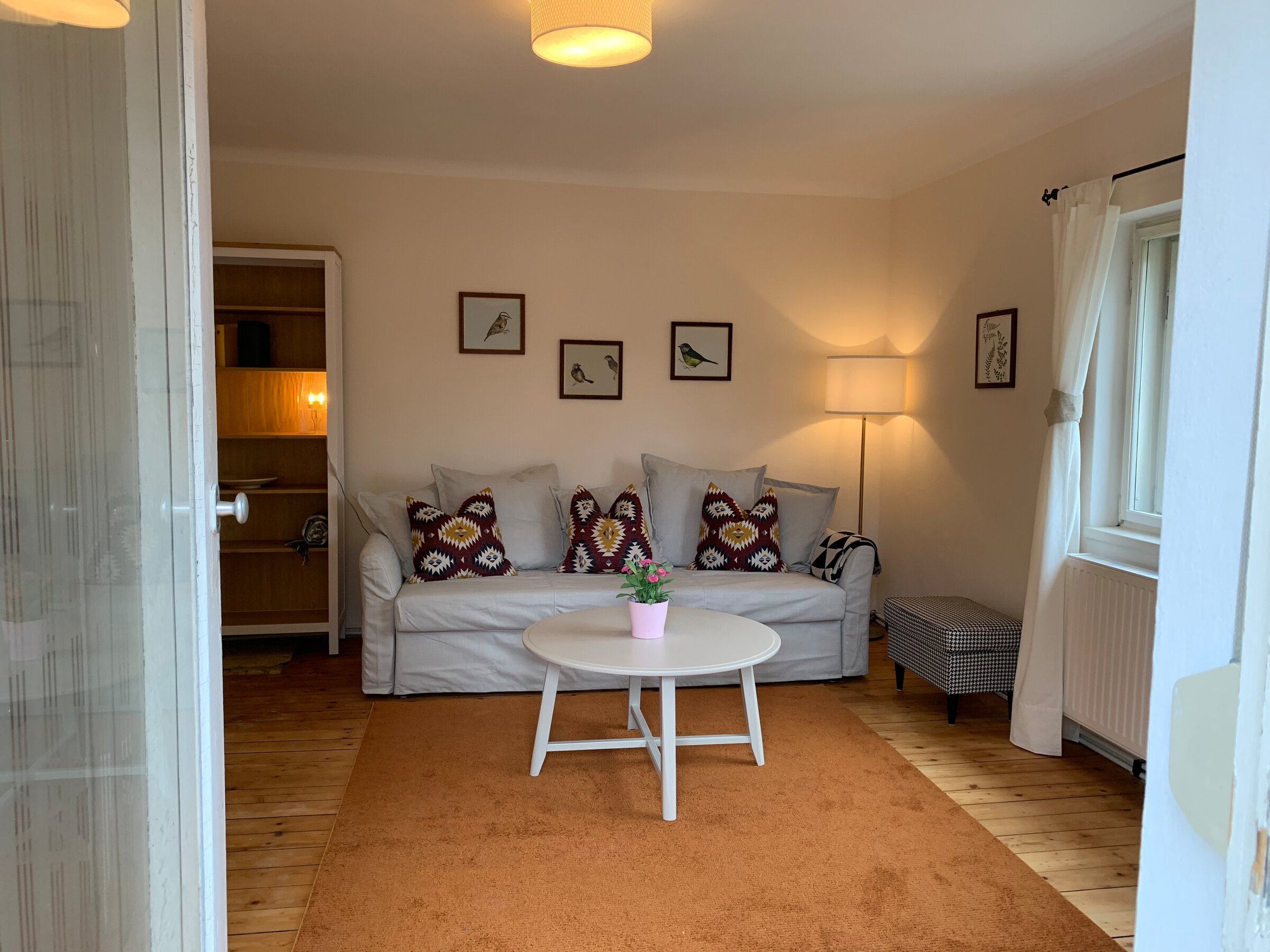 Helles Wohnzimmer mit Sofa & Naturholzboden – 3-Zimmer Wohnung zur Kurzzeitmiete, Wohnen auf Zeit 1 bis 6 Monate, Salzburg