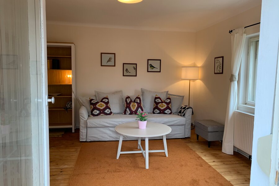 Helles Wohnzimmer mit Sofa & Naturholzboden – 3-Zimmer Wohnung zur Kurzzeitmiete, Wohnen auf Zeit 1 bis 6 Monate, Salzburg
