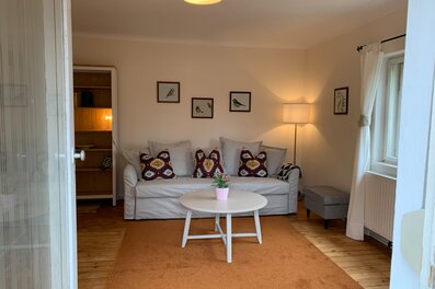 Helles Wohnzimmer mit Sofa & Naturholzboden – 3-Zimmer Wohnung zur Kurzzeitmiete, Wohnen auf Zeit 1 bis 6 Monate, Salzburg