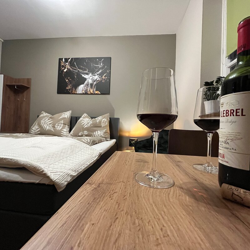 Blick vom Schreibtisch auf die beiden Boxspringbetten; hier zum Kingsize-Bett zusammengeschoben. | © Wolfgang Müller