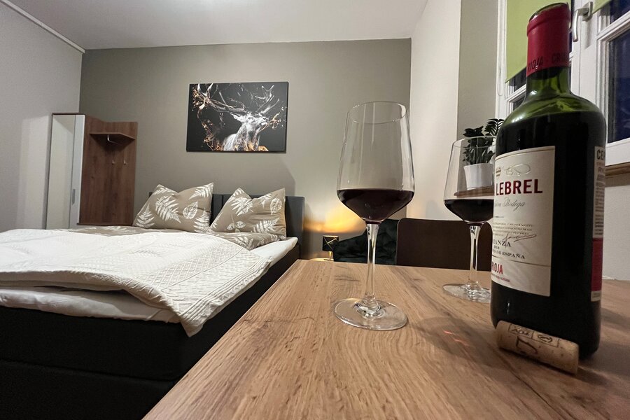 Blick vom Schreibtisch auf die beiden Boxspringbetten; hier zum Kingsize-Bett zusammengeschoben. | © Wolfgang Müller