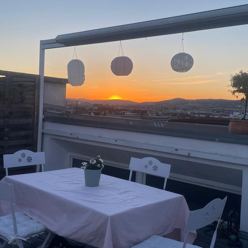 Rooftop terrace with sunset panorama – 2-room apartment, short-term rental & temporary housing for 1 to 6 months in Vienna