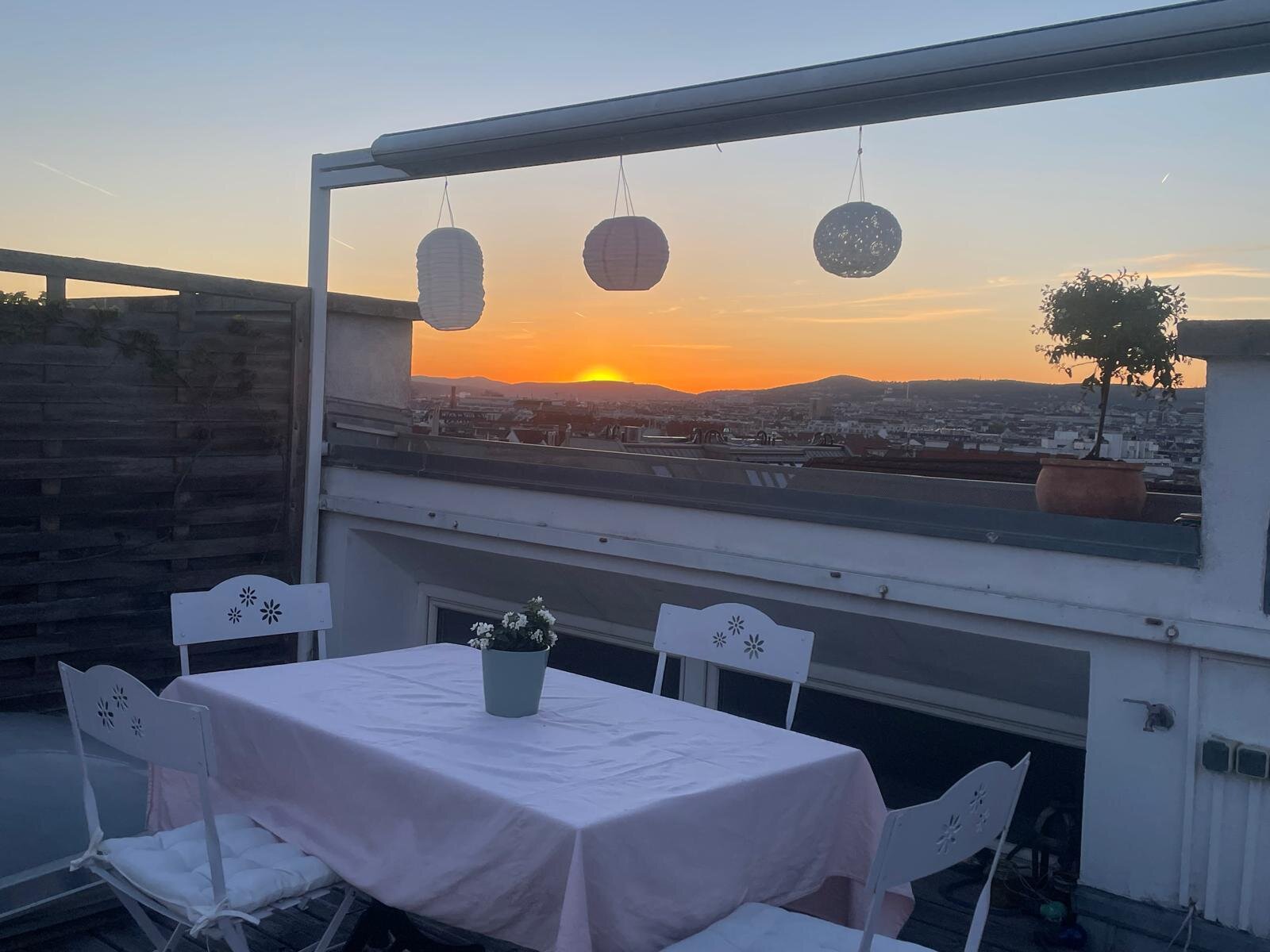 Rooftop terrace with sunset panorama – 2-room apartment, short-term rental & temporary housing for 1 to 6 months in Vienna