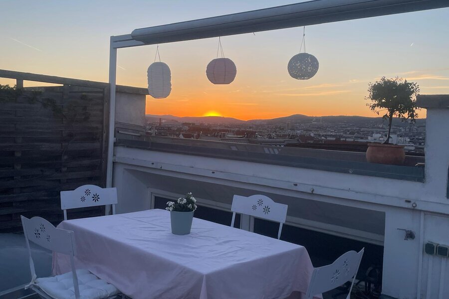 Rooftop terrace with sunset panorama – 2-room apartment, short-term rental & temporary housing for 1 to 6 months in Vienna