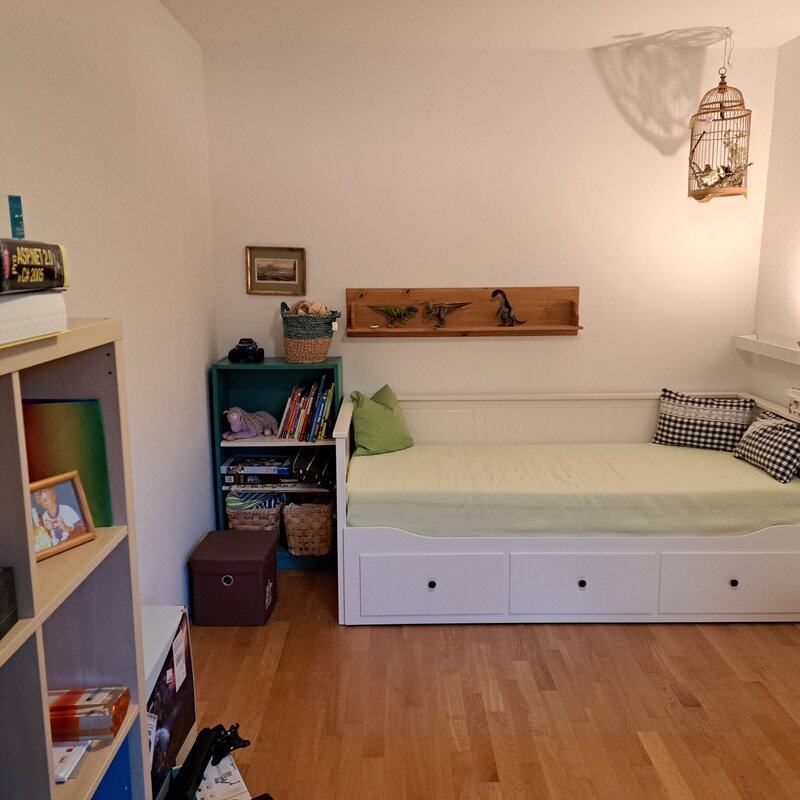 Bedroom 2 equipped with desk