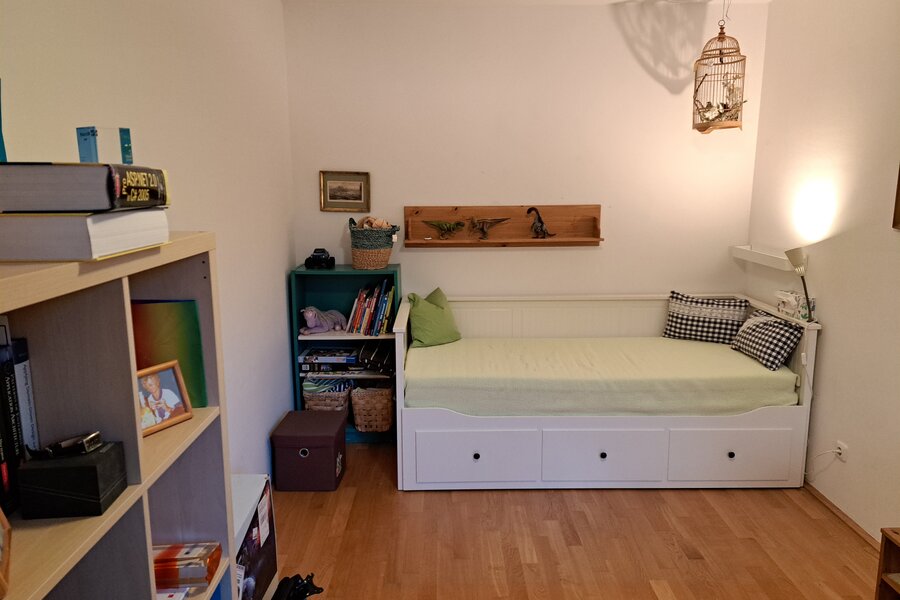 Bedroom 2 equipped with desk