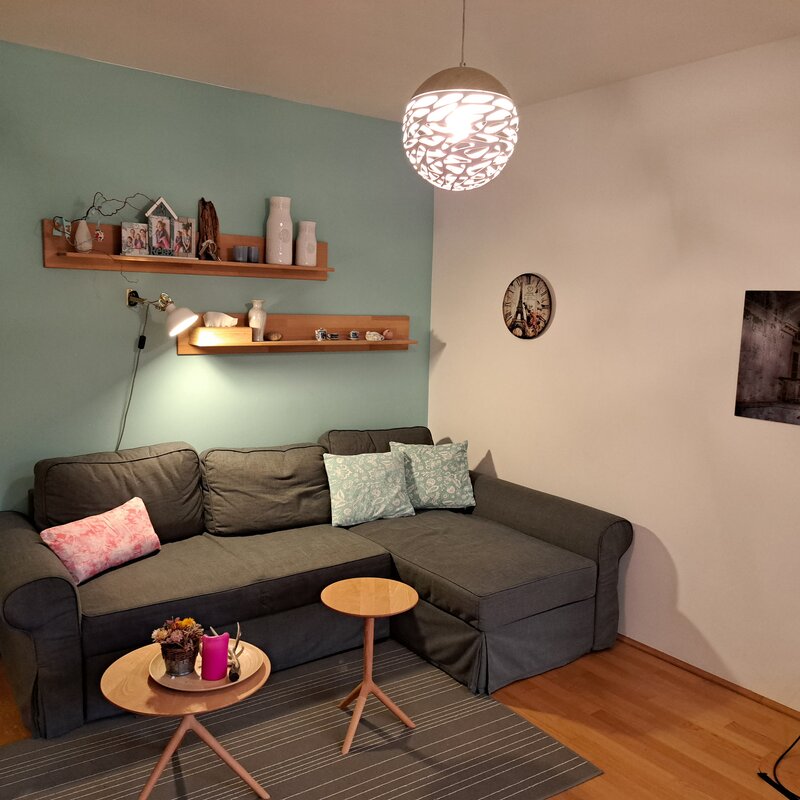 Wohnzimmer mit ausziehbarer Couch