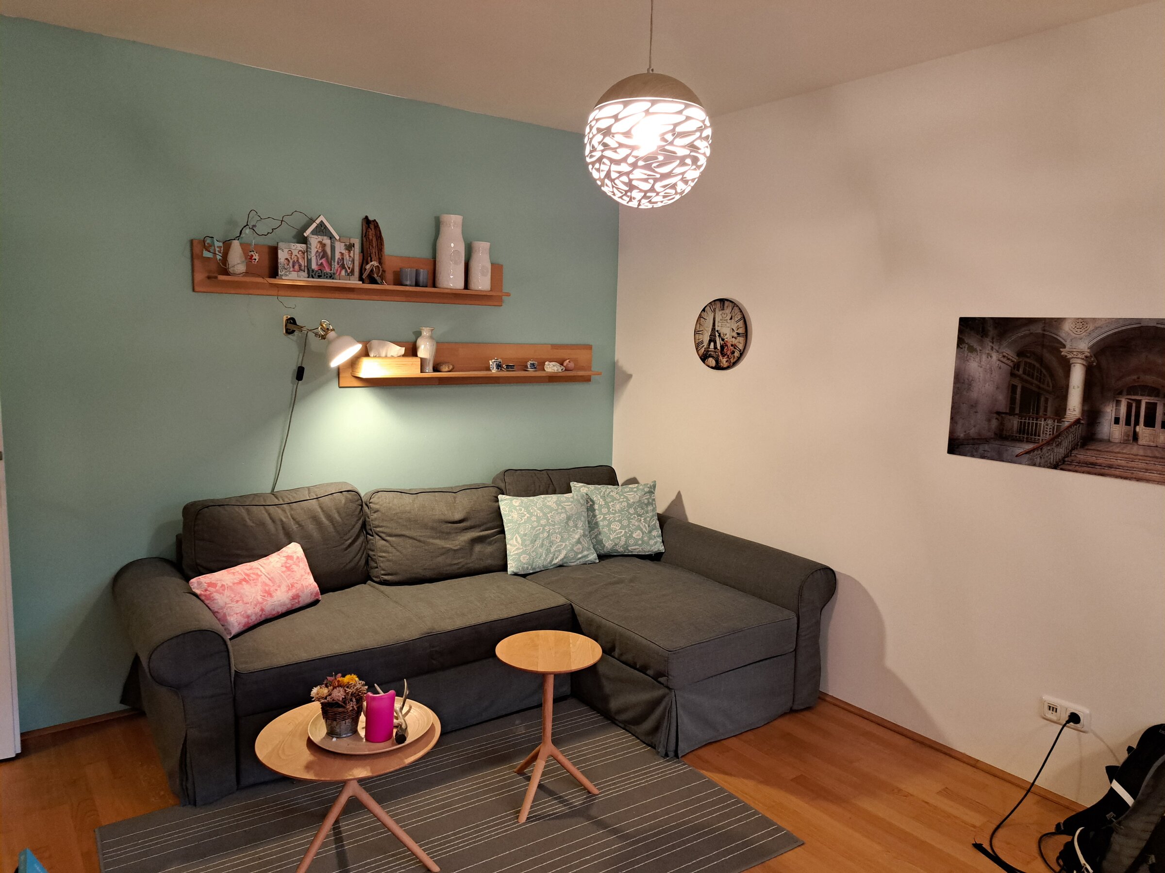 Wohnzimmer mit ausziehbarer Couch