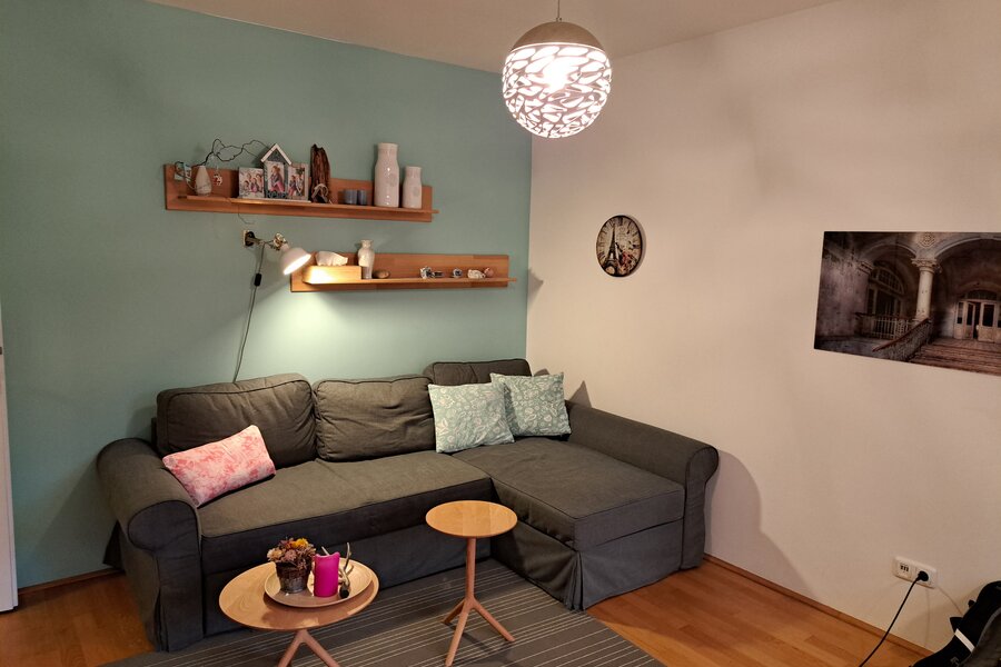 Wohnzimmer mit ausziehbarer Couch
