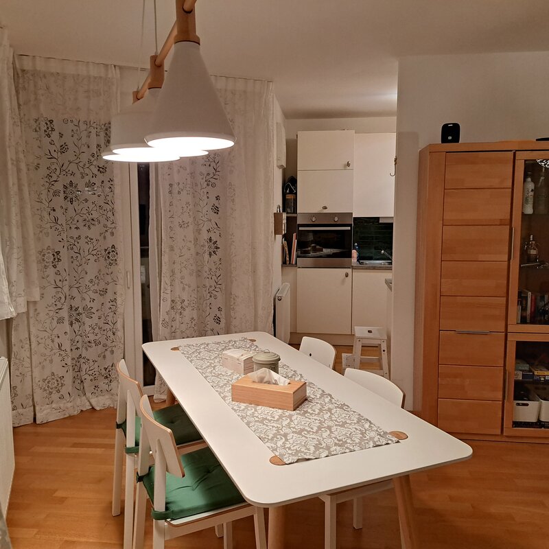 Essbereich im Wohnzimmer mit Zugang zur Küche 
