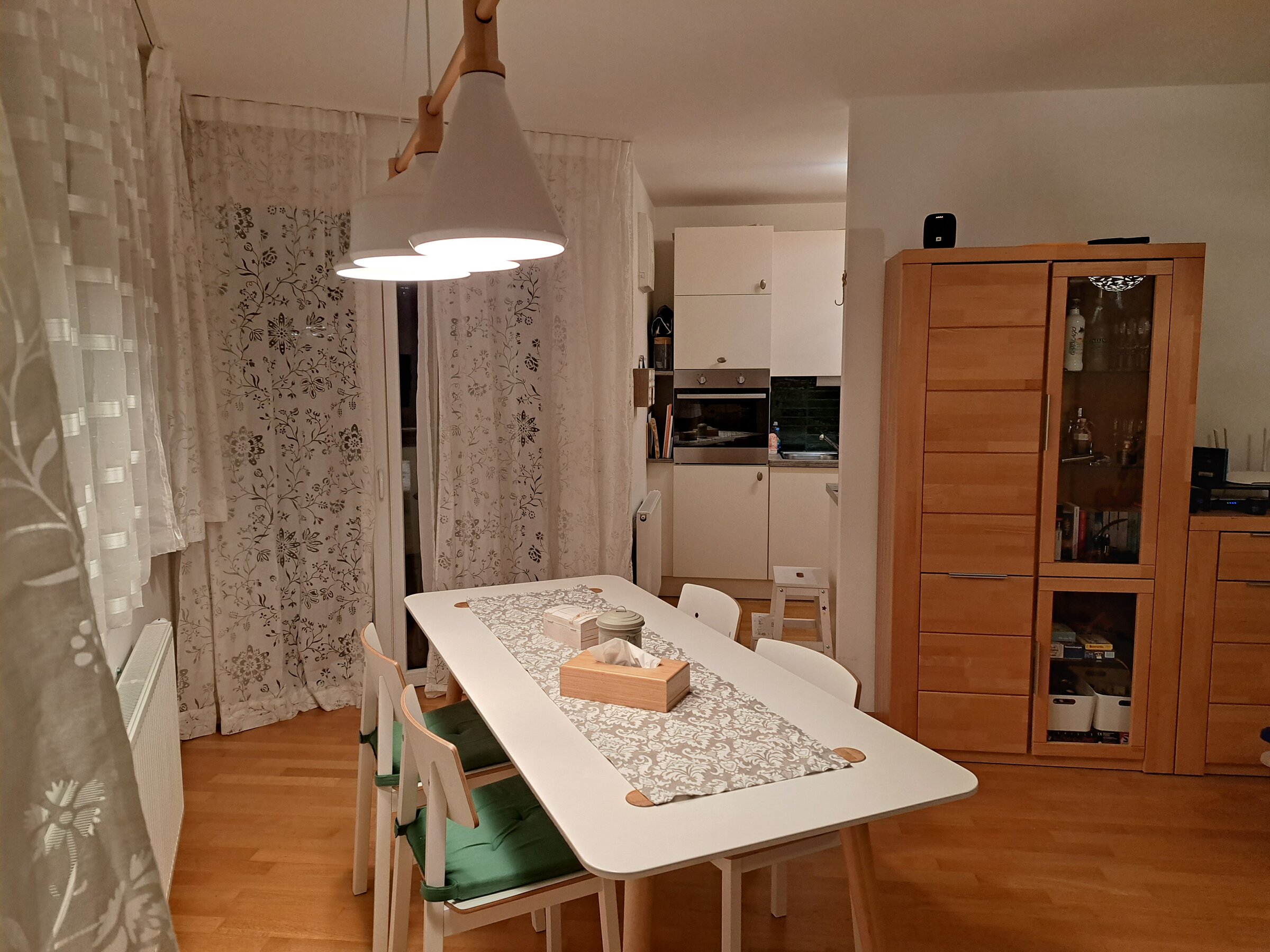 Essbereich im Wohnzimmer mit Zugang zur Küche 