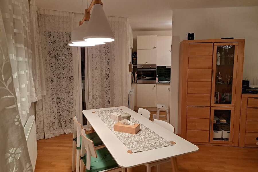 Essbereich im Wohnzimmer mit Zugang zur Küche 