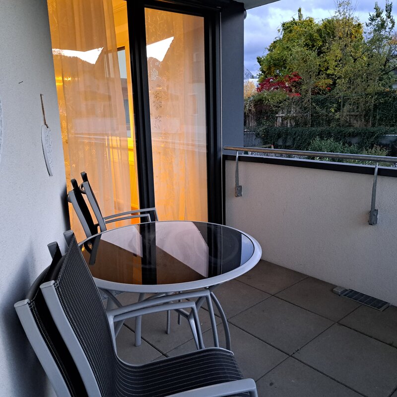 ausgestattet mir Gartentisch 