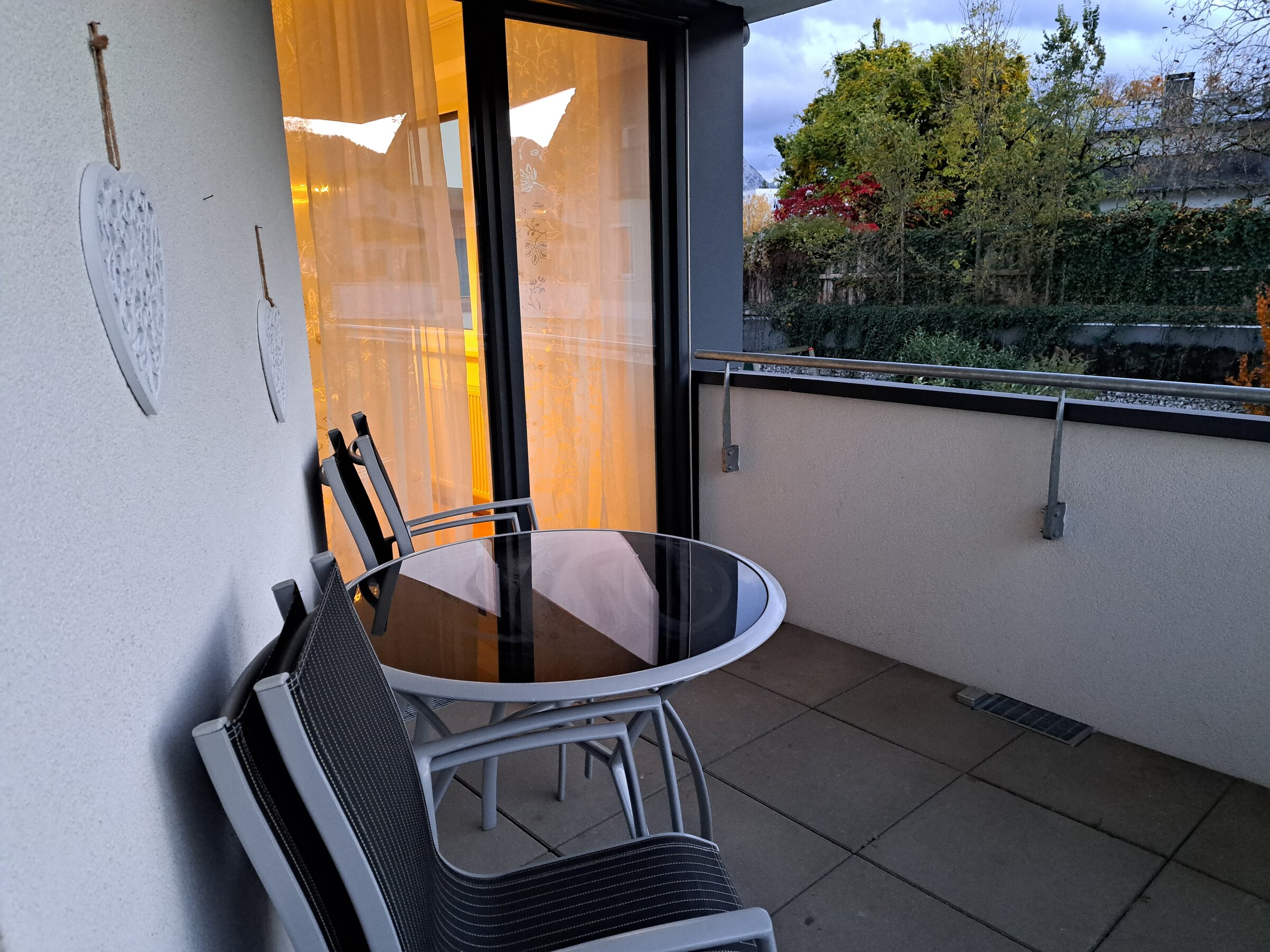ausgestattet mir Gartentisch 