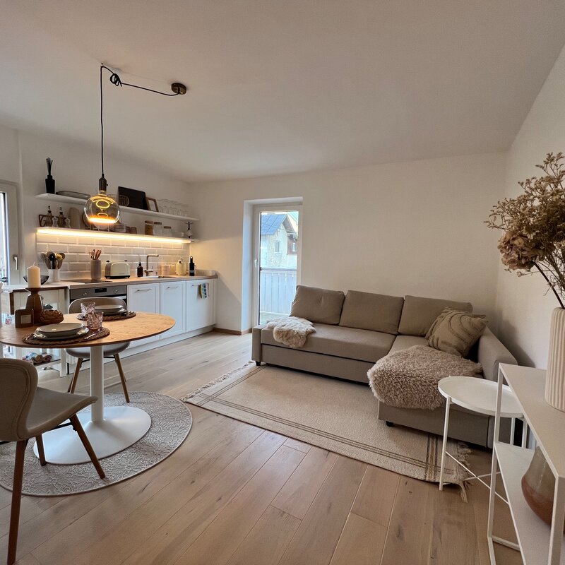 Bright open-plan living and kitchen area – 2-room apartment for short-term rental in Salzburg, temporary housing for 1 to 6 months