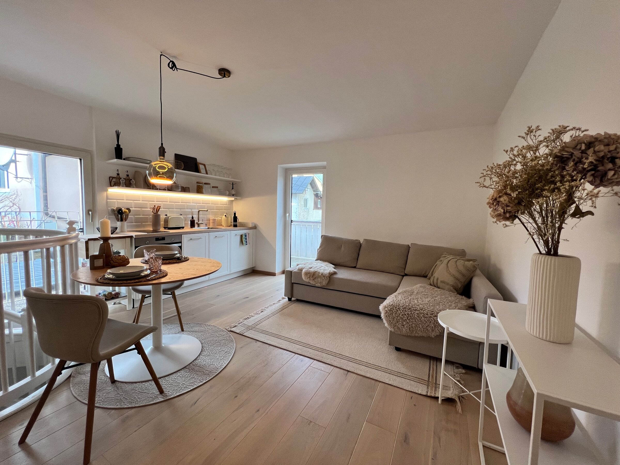 Bright open-plan living and kitchen area – 2-room apartment for short-term rental in Salzburg, temporary housing for 1 to 6 months