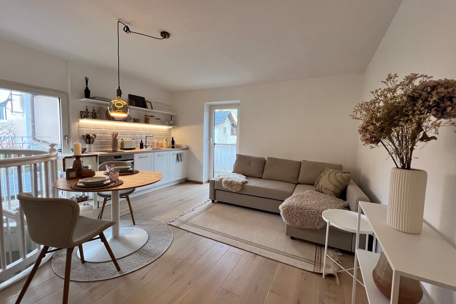 Bright open-plan living and kitchen area – 2-room apartment for short-term rental in Salzburg, temporary housing for 1 to 6 months