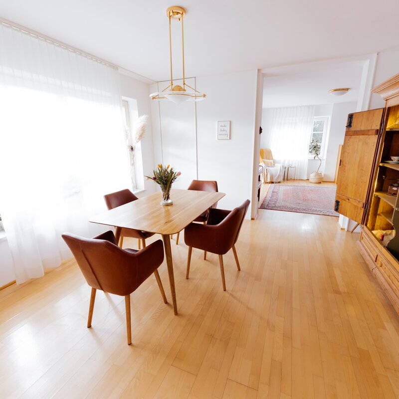 Sunlit dining room in house – short-term rental & temporary housing for 1 to 6 months in Salzburg