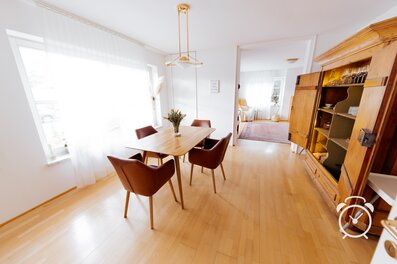 Sunlit dining room in house – short-term rental & temporary housing for 1 to 6 months in Salzburg