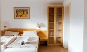 Doppelbett und Schrank für Kleider