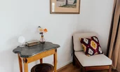 Gemütliche Leseecke und antiker Schminktisch