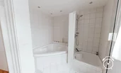 Dusche und gemütliche, große Badewanne