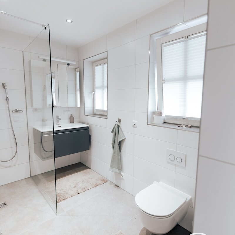 big bathroom with rainshower, sink and toilette