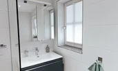 Detail Waschbecken und Badezimmerschrank