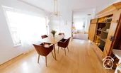 Esstisch mit 6 Sitzplätzen und antikem Bauernschrank