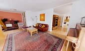 Wohnzimmer mit Couch, Spielecke für Kinder und Musikanalge
