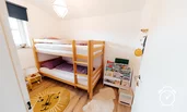 Stockbett für Kinder mit Spielecke und Bücherregal