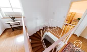 Treppe von Erdgeschoss in 1. Stock mit Marmorboden