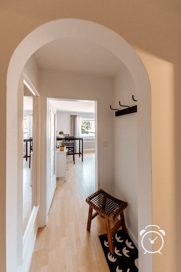 Eingangsbereich: Vorraum mit Garderobe, 