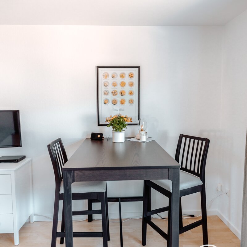 Vielseitig nutzbarer Hochtisch mit Blick ins Grüne.