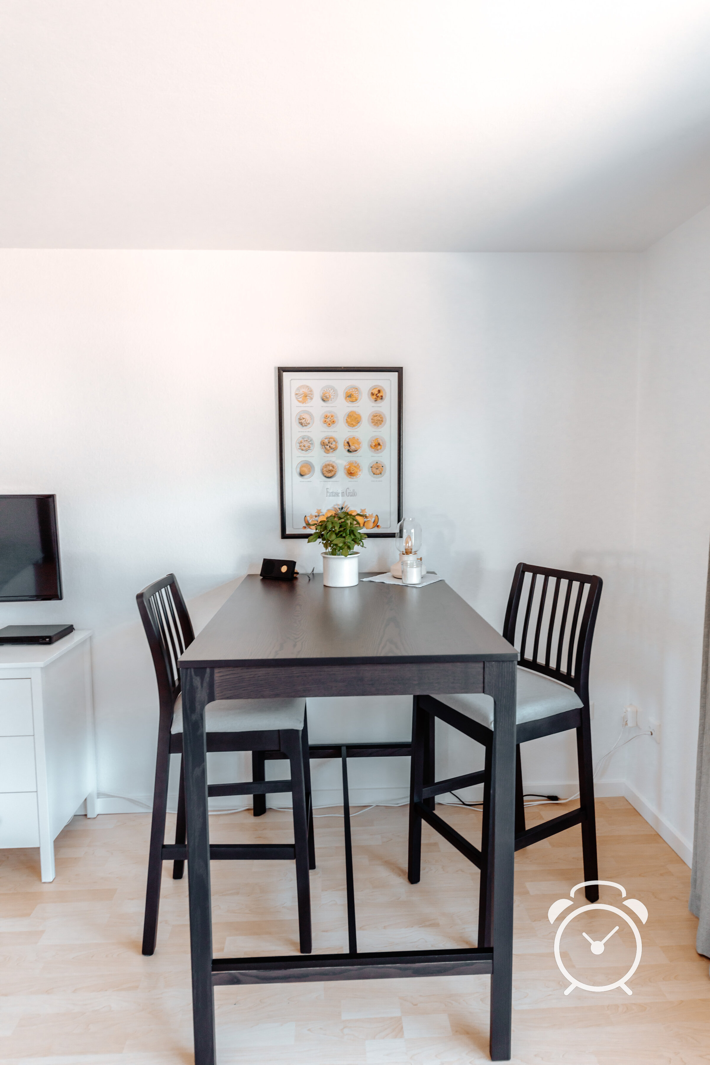 Vielseitig nutzbarer Hochtisch mit Blick ins Grüne.