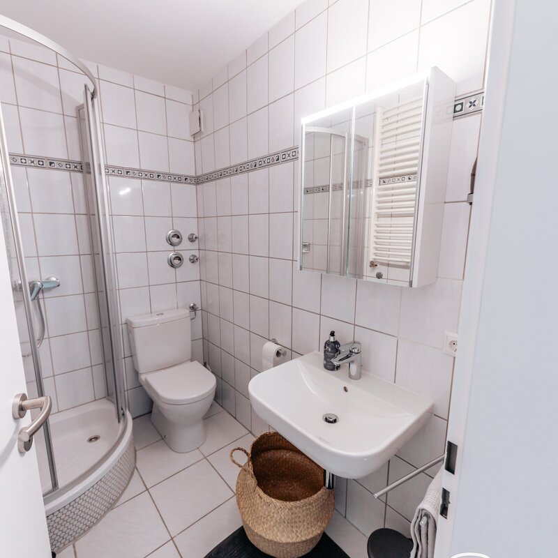 Funktionelles Bad mit neuer Sanitäreinrichtung.