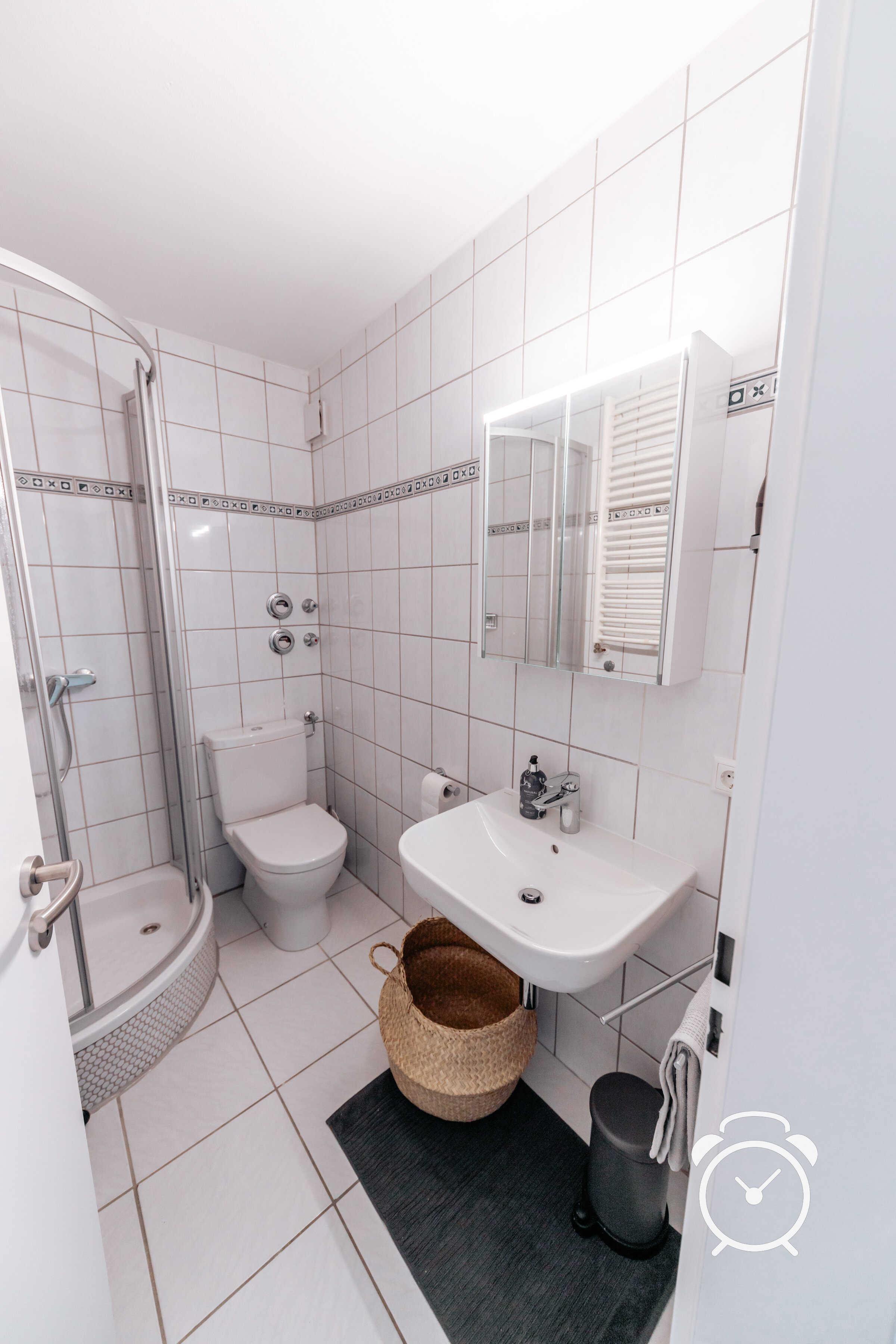 Funktionelles Bad mit neuer Sanitäreinrichtung.