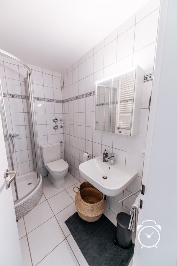 Funktionelles Bad mit neuer Sanitäreinrichtung.