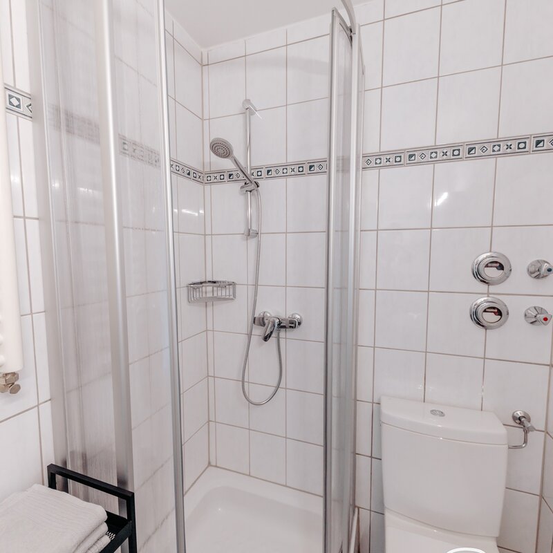 Funktionelles Bad mit neuer Sanitäreinrichtung.