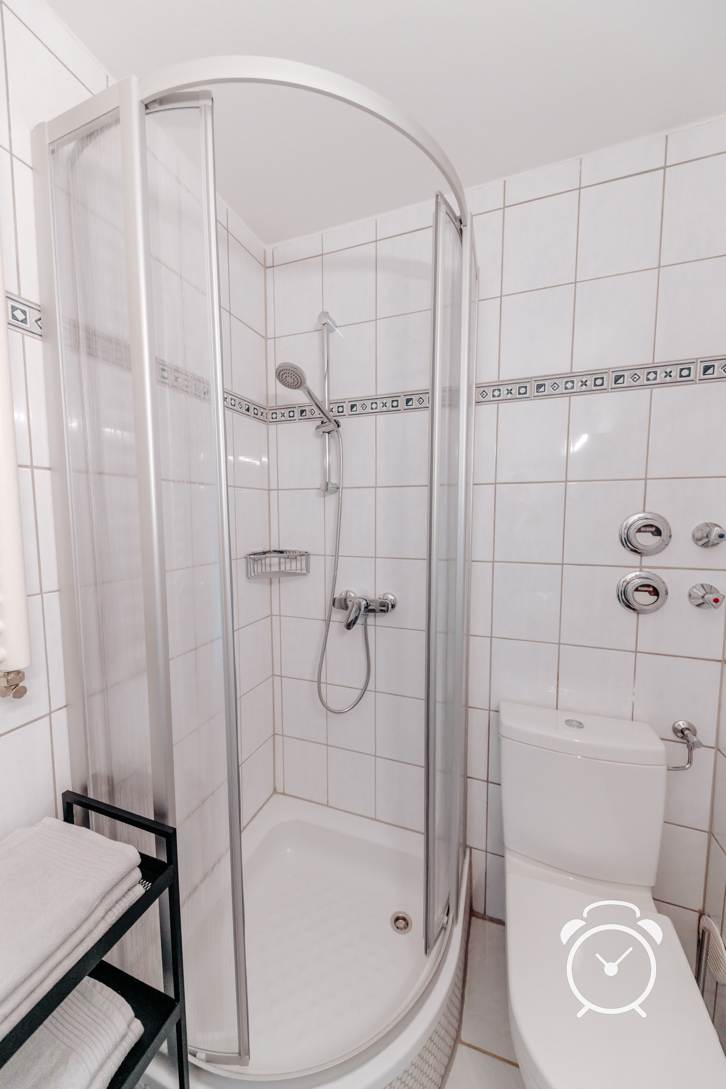 Funktionelles Bad mit neuer Sanitäreinrichtung.